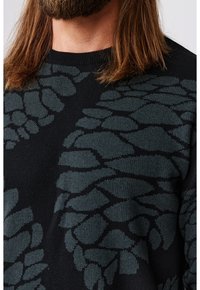 Makia Stickad tröja - black