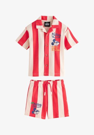 Børns skjorte med korte ærmer og knapper samt shorts med elastisk talje med røde og hvide lodrette striber og Mickey Mouse-motiver.