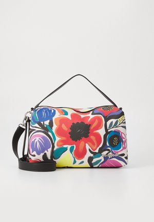 Borsa a pochette con stampa floreale, caratterizzata da fiori rossi, blu e neri. Realizzata in tessuto con chiusura a zip, presenta una tracolla nera staccabile.