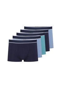 Pięć par bokserek w kolorach granatowym, jasnoniebieskim i akwamarynowym, z białą elastyczną talią i gładkim, elastycznym materiałem.