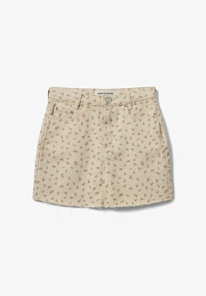 Minigonna in denim beige con piccola stampa floreale rosa, tasche frontali, passanti per cintura, chiusura con bottoni e orlo sfrangiato.