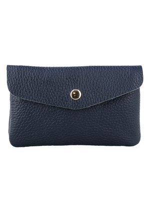 Dunkelblauer, strukturierter Lederbrieftasche mit Klappe und einem einzelnen runden goldenen Knopfverschluss, dargestellt vor weißem Hintergrund.