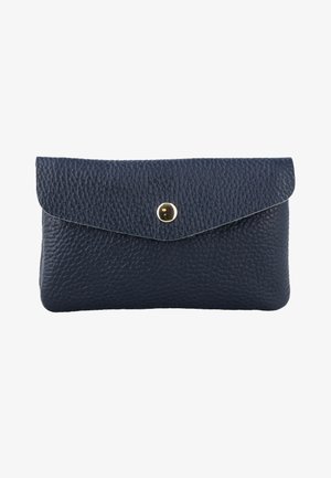 Dunkelblauer, strukturierter Lederbrieftasche mit Klappe und einem einzelnen runden goldenen Knopfverschluss, dargestellt vor weißem Hintergrund.
