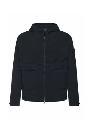 Giacca nera con cappuccio, zip frontale, due tasche con pattina e bottone, maniche lunghe e una toppa con marchio sul braccio sinistro.