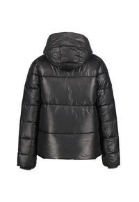 Chaqueta acolchada negra brillante con quilting horizontal y capucha adjunta, vista desde atrás sobre un fondo blanco.