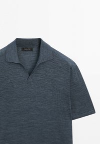 Polo à manches courtes gris foncé avec une texture en maille et un col ouvert de Massimo Dutti sur fond blanc.