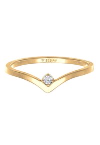 Guldbelagt ring med et V-formet design, der har en rund diamant indsat i en fire-kløftet indstilling, mærket "925" indeni skinner.