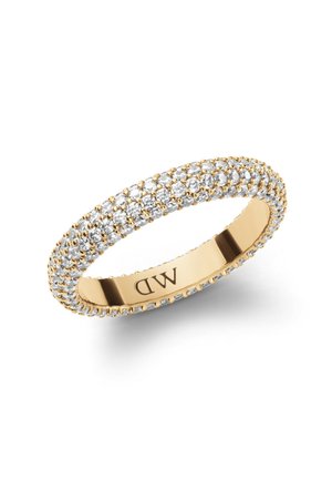 Bague en or avec trois rangées de petits diamants ronds tout autour du doigt, gravée avec les initiales "MD" à l'intérieur.