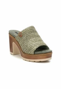 Sandali aperti in tessuto verde e beige con tacco blocco color naturale, dotati di un accento decorativo in pelle e suola imbottita.