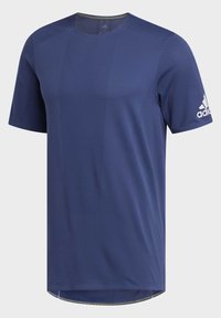 Námořnická modrá sportovní tričko s síťovanou texturou a krátkými rukávy. Má kulatý výstřih a decentní logo na levém rukávu.