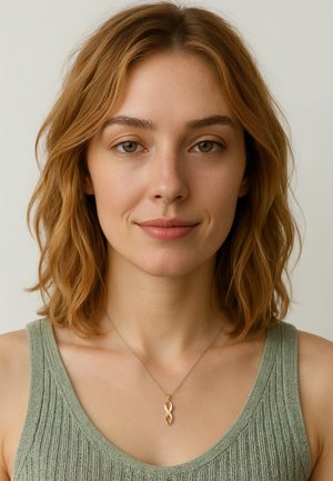 Goldener Anhänger mit einem verflochtenen Design, getragen an einer zarten Kette. Das Model trägt ein strukturiertes grünes Tanktop. Neutraler Hintergrund.