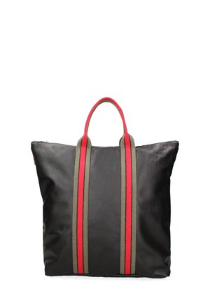 Zwarte leren tote bag met twee verticale rode en groene strepen, korte handvatten en een gestructureerd oppervlak. Met een ritssluiting aan de bovenkant.