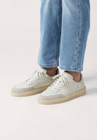 Leder- und Wildledersneaker in hellem Beige mit durchlöchertem Zehenbereich, flachen Schnürsenkeln und einer cremfarbenen Gummisohle. Verfügt über glatte und strukturierte Akzente.