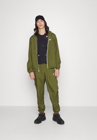 Nike Sportswear SUIT BASIC SET - Fato de treino - rough green/light bone