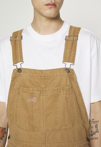 Dickies DUCK CLASSIC  - Radničke traperice s naramenicama - brown