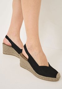 Černé plátěné slingback wedge boty se zkroucenou jutovou podrážkou, s tvarovaným V výřezem a texturovaným béžovým akcentem na špičce.