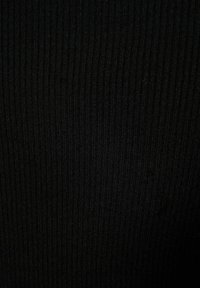 Czarna żebrowana tkanina o gładkiej fakturze, prezentująca szereg pionowych linii, odpowiednia do projektowania odzieży.