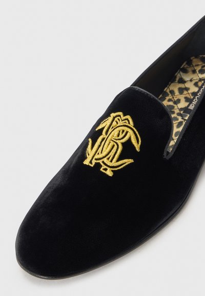 Svart sammetsslipper med guldbroderad monogram på toppen och leopardmönstrad kviltad innersula.
