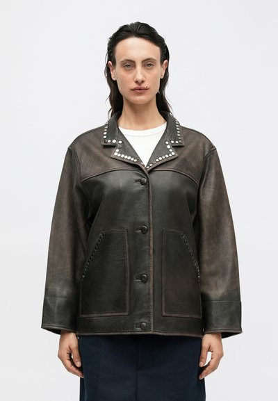 Braune Lederjacke mit einem Kragen, der mit dekorativen Nieten verziert ist, Knopfverschluss und zwei vorderen Taschen. Strukturiertes Leder mit matter Oberfläche.