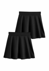 Twee zwarte uitlopende rokken van gladde stof, met een brede elastische tailleband en een zoom die een zachte A-lijnvorm creëert.