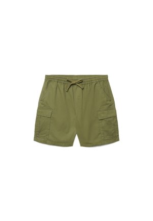 Pantaloncini verde oliva con cintura elastica, coulisse, tasche laterali e tasche cargo su ogni gamba, distesi su uno sfondo bianco.