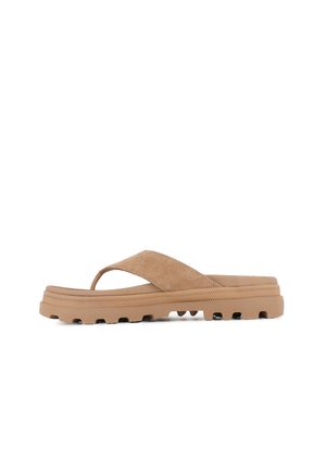 Tan flip-flop sandaalit, joissa on mokkanahkasta valmistetut hihnat, paksu kumipohja, jossa on kuviointi pitoa varten, ja minimalistinen muotoilu ilman koristeita.