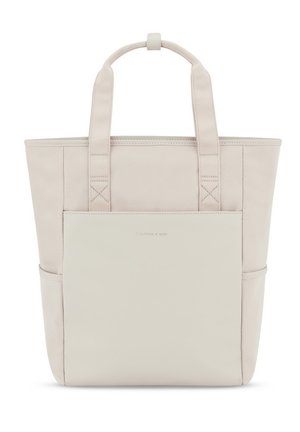 Borsa a tracolla beige con due manici robusti, una texture liscia, forma rettangolare e una tasca frontale. Design minimalista con branding discreto.