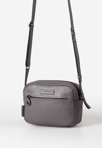Graue Leder-Crossbody-Tasche mit strukturiertem Finish, rechteckiger Form, Reißverschlussfächern und verstellbarem Tragegurt.