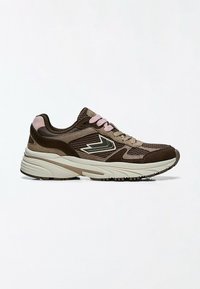 Baskets de sport marron et beige avec lacets roses et beiges, semelle blanche épaisse et détails en mesh et daim sur fond blanc.