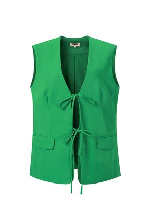 Veste sans manches verte avec un col en V profond, deux liens à l'avant et des poches à rabat, conçue pour une coupe ajustée.