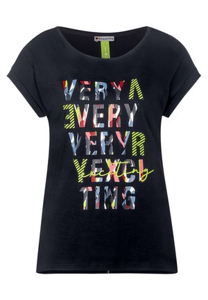 Czarna koszula z krótkim rękawem z kolorowym napisem „VERY VERY VERY EVERYTHING” drukowanymi literami oraz żółtym kursywnym napisem „everything” na wierzchu.