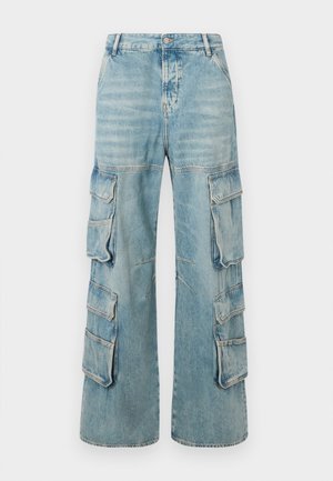 Helle blaue Denim-Cargohosen mit weitem Bein, ausgestattet mit sechs aufgesetzten Taschen und sichtbaren Nähten. Abgewetzte Akzente im gesamten Design.