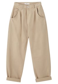 Pantalones beige de tela de algodón, con un corte relajado, puños doblados y bolsillos frontales con herrajes en tono plateado.