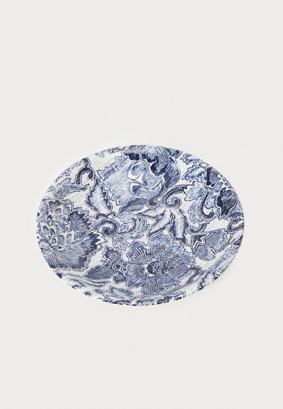 Prato de cerâmica azul e branco com padrões florais intrincados, formato circular e textura lisa e brilhante.