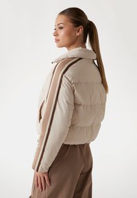 Guess BANDES CONTRASTÉES - Giacca invernale - beige multi