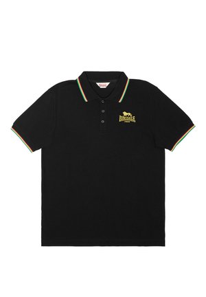 Zwart poloshirt met korte mouwen met groene, rode en gele bies aan de kraag en mouwen, met een geel Lonsdale London-logo op de borst.