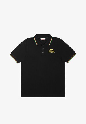 Zwart poloshirt met korte mouwen met groene, rode en gele bies aan de kraag en mouwen, met een geel Lonsdale London-logo op de borst.