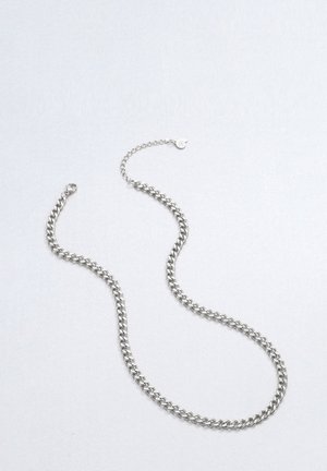 Halskæde med sølvfarvet kæde med flade, sammenlåste led og en lille rund lås på en ensartet hvid baggrund.