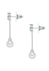 Pendientes de gota de cadena de plata con una perla redonda en el extremo. El diseño incluye un cierre seguro y un pequeño acento de cristal cerca de la oreja.