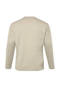 Camisa de manga larga en beige claro, hecha de una tela suave. Presenta un cuello redondo y un corte holgado, sin patrones ni acentos visibles.