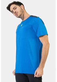 Blå atletisk t-shirt lavet af letvægtsstof, med rund halsudskæring, korte ærmer og sorte detaljer på skuldrene.