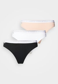 Trois culottes hipster pour femmes : noires, blanches et rose clair. Tissu en coton doux avec des ceintures élastiques arborant le logo Lacoste.