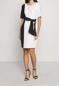 s.Oliver BLACK LABEL Pouzdrové šaty - white