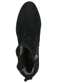 Fekete velúr bokacsizma elegáns formával, kerek orral és oldalán zippzárral. A felső nézetből látható puha bélés. Az anyag sima textúrájú.