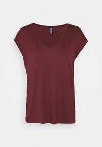 T-shirt bordeaux à manches courtes avec encolure dégagée et étiquette de la marque "Pieces" à l'intérieur du col, présenté sur un fond uni.