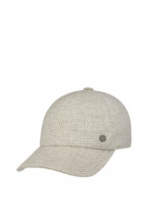 Helle beige Baseballkappe mit Struktur, gebogenem Schirm und kleinem rundem Metallemblem auf der vorderen linken Seite.