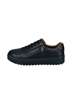Zapatilla de piel negra de corte bajo con cordones en la parte frontal, cremallera lateral, forro interior marrón y suela de goma gruesa.