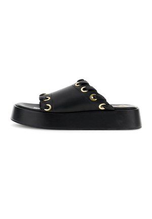 Czarna sandałka na platformie z szerokim skórzanym paskiem, czarnymi sznurowadłami przewleczonymi przez złote przelotki oraz grubą podeszwą.