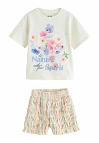 T-shirt en coton avec un imprimé floral en rose et bleu, associé à un short multicolore avec volants et taille élastique.