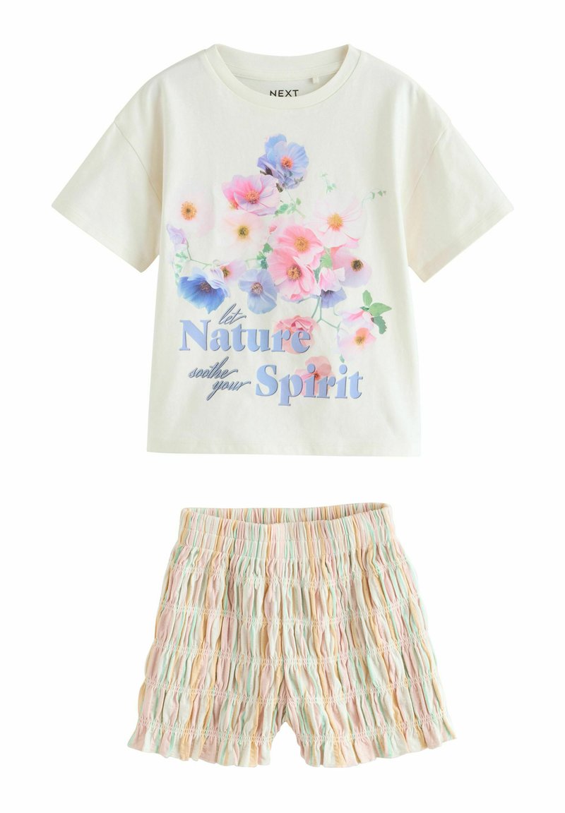 T-shirt en coton avec un imprimé floral en rose et bleu, associé à un short multicolore avec volants et taille élastique.